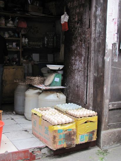 Eierverkauf in Ciqikou, abseits der Touristenstrasse