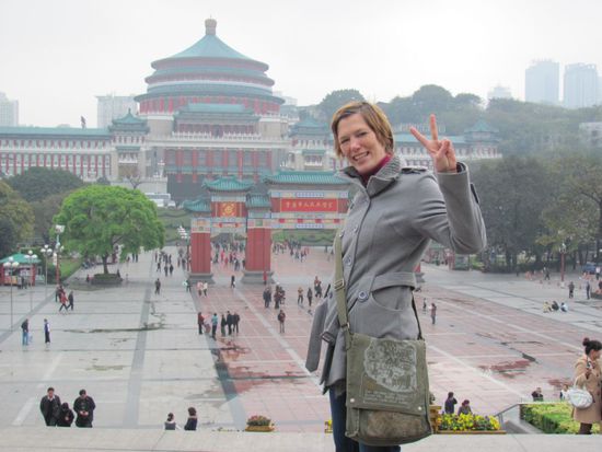 am Drei-Schluchten-Museum vor der Volkskonzerthalle, die in den 1950er Jahren nach dem Vorbild des Himmelstempels von Peking erbaute wurde