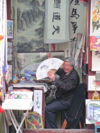 der war so putzig, dem musste ich einfach einen handbemalten Fächer abkaufen.....