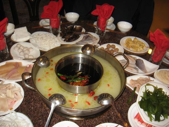 Huoguo= Hot Pot oder Feuertopf. Typisches Essen in Chongqing, das von den Fischern am Yangse entwickelt wurde. Das hier ist die Touristen-Variante. Außen: nicht scharf, innen: sehr scharf. Normal ist: nur sehr scharf. Man schmeißt dann alles in den Topf, was man vorher bestellt hat und wartet, bis es gekocht ist