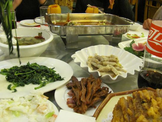 Links: Spinat (schmeckt gut) Mitte: Entenzungen (will ich nicht probieren), Rechts: die schon mal erwähnten Hühnerfüße (kein Kommentar)