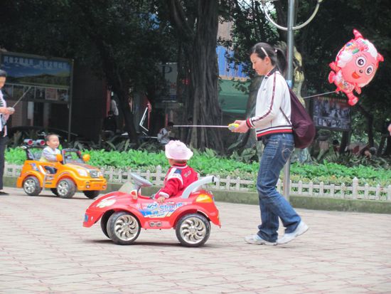 Erst wird bei der Frau von oben ein Ballon gekauft und dann werden die Kinder ferngesteuert