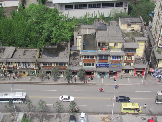 auch direkt bei mir: Alte Gebäude auf der einen Seite...