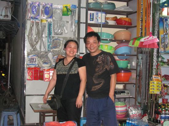 Das nette Ehepaar, dass am Eingang von meinem Gebäude seinen kleinen Laden hat und wo ich fast täglich was zu trinken, Zigaretten, Eis, Zahnbürsten und sonstiges kaufen und die mir auch mal helfen mir den Weg zum Schuster zu zeigen, wenn ich mal mit kaputten Sandalen vor ihnen stehe.