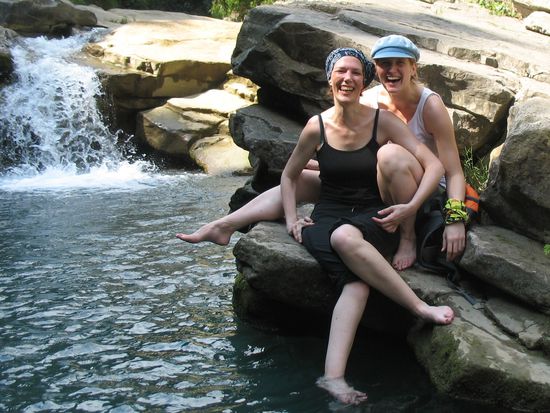 Leider sieht man die vier Chinesen mit professioneller Kamera-Ausrüstung nicht, die sich wie Paparazzi vor uns aufbauten und "Posing, Posing" riefen. Wir haben dem fünften Chinesen, der scheinbar auch noch nie Europäische Frauen gesehen hat einfach unsere Kamera in die Hand gedrückt.