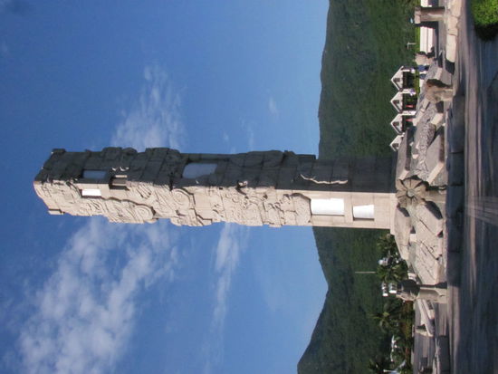 ich weiß nicht, warum das Foto jetzt im Querformat angezeigt wird, bei mir ist es im Hochformat... entweder Kopf um 90° neigen oder Bildschirm um 90° wenden 