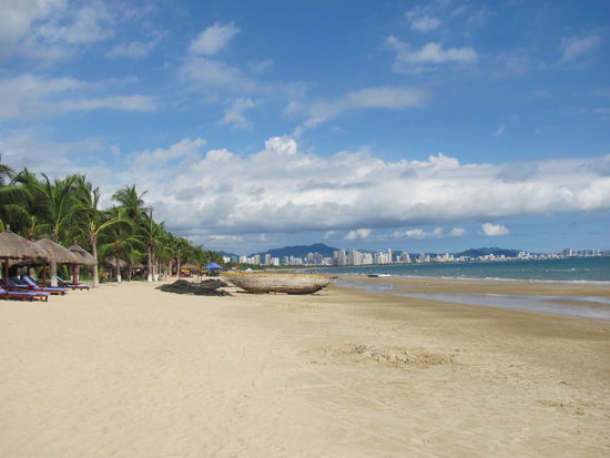 Sanya Beach: Zu schön, um nur drei Stunden dort zu bleiben. Im Hintergrund sieht man Sanya-City