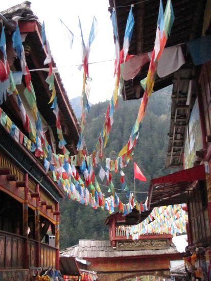 Gebetsfahnen überall wo Häuser stehen