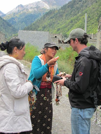 Es dauerte nicht lange, bis sie uns gefunden hatten... Robert bei der Preisverhandlung für Ketten und Gebetsmühle....