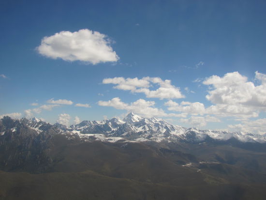 noch mal schnell ein Foto von den Bergen aus dem Flugzeug raus von Platz 14 A, genau wie beim Hinflug