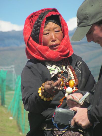 Robert kaufte wieder mehr als ich, ich hab nur ein Armband gekauft.