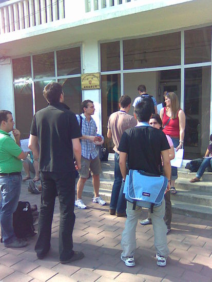 Warten vorm Ausländer-Büro der Uni