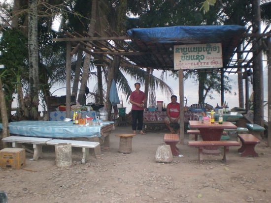 Laotisches Restaurant: hier gibt es leckeres Omlett. Erfaehrt man nur, indem man auf den Teller des Nachbarn schaut. Oberlecker!