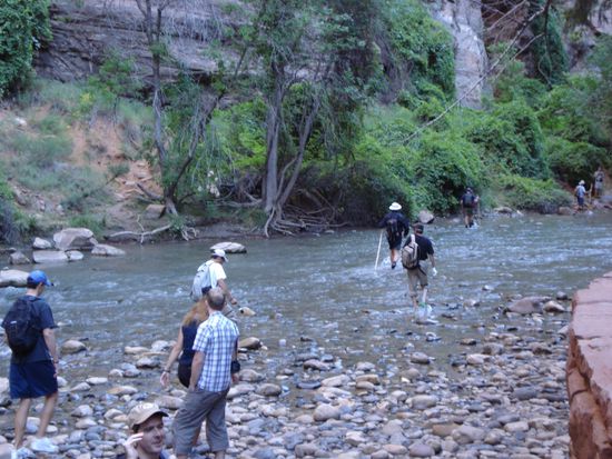 Zu den Narrows am Ende des River Walks gelang man nur durch das Wasser dem Fluss entlang.