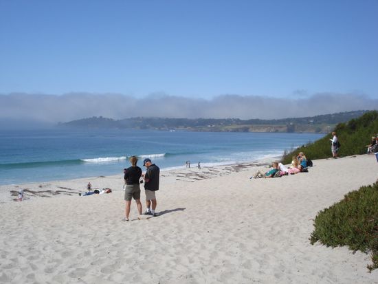 Die ersten Sonnenstrahlen am Strand von Carmel by the Sea
