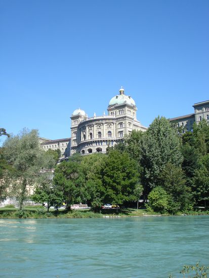 Bern mit Bundeshaus und Aare