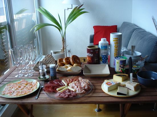 Äs richhaltigs schwizer Zmorge! Das wärdemer sicher ide nächschte Mönet chli vermisse..