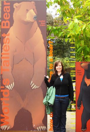 World's Shortest Bear (und der groesste gleich nebendran..)