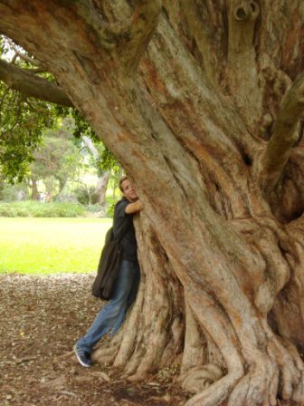 Huging a tree! (Dazu wurde man regelrecht aufgefordert..)