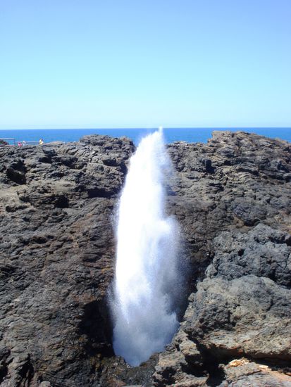 Blowhole in Kiama. An besonders rauhen Tagen kann die Wasserfontaene bis 60 Meter hoch werden. Bei uns wars wohl ziemlich ruhig. Trotzdem ein Spektakel.