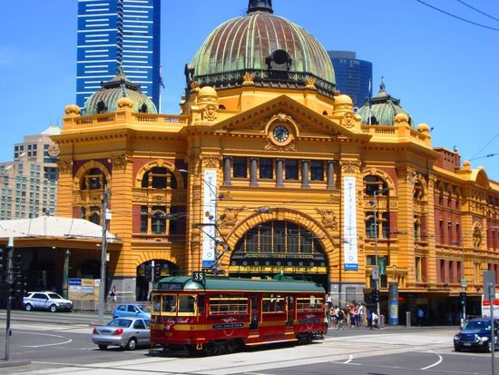 Flinder Street Station und das gratis City Circle Tram im Vordergrund