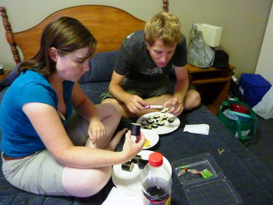 Draussen wars einfach zu heiss, darum gabs die taegliche Sushi-Dosis im Hotelzimmer 