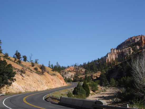 Fahrt von Tropic (wo unser Motel lag) hoch zum Bryce Canyon
