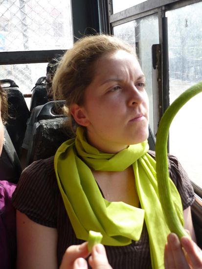 ruth wurde durchs busfenster von so' nem snack- typ mit seltsamen gurken beglueckt