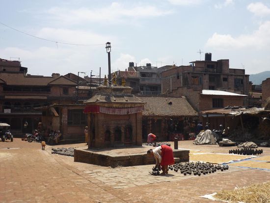 Toepferfru vor Schwarz