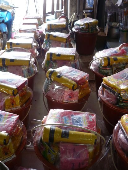 Die Eimer mit all diesen nuetzlichen Dingen scheinen tatsaechlich Geschenke fuer Buddha zu sein?? Oder fuer die Moenche?? Ich muss endlich mal wen fragen. Auf jedenfall werden sie in die Tempel gestellt. Klopapier, Taschenlampe, alles drin, was man halt so braucht...ich amuesiere mich jedesmal koeniglich!