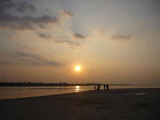Hallo Thailand!  (naemlich auf der andern Seite vom Mekong)