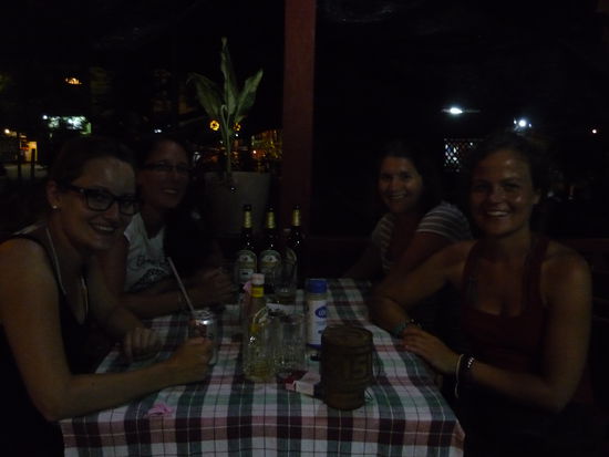 Meine deutschen Maedels...(vielleicht waers mit Blitz doch bissl besser gewesen..)