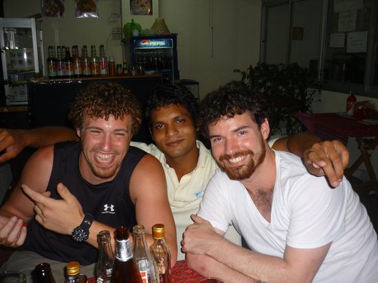 Mit Nisaq und den beiden durchgeknallten Amerikanern Kevin und Marshall den Abend verbracht. Und diese Jungs fuellen einen ab - mit eimerweise ueblen Cocktail in der noch uebleren Th Khao San Road