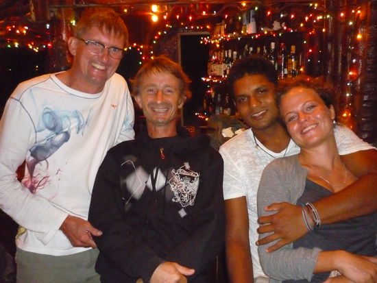 Mit Lothar und meinem Lieblings- Franzosen Michelle - dem Besitzer unserer Stamm ("Villa") - Bar