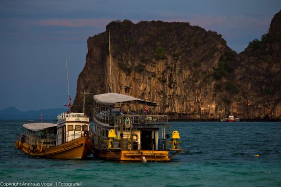 Rechts das Tauchboot