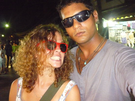 Brillen- Probieren auf dem Nachtmarkt