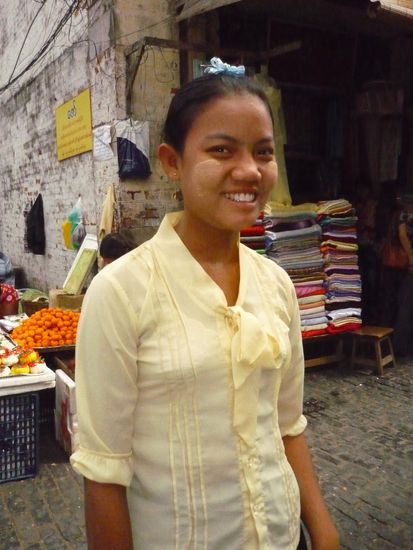 Maedchen mit dem traditionellem thanakha im Gesichts