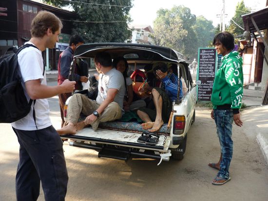 Rechts im Bild: Der Typ vom Guesthouse. Rotzfrech und niedlich. Hab ihn ins Herz geschlossen.
