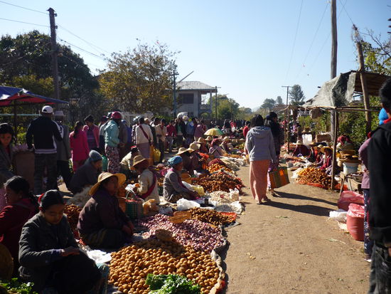Waehrend all des Wartens hatte ich zumindest Zeit, den Markt in Kalaw zu besuchen