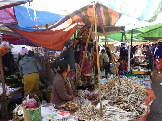 ..und Fotos von lustigen Marktfrauen zu machen. "Ugly!" hat ihre Freundin dazu gemeint und herzhaft gelacht. 