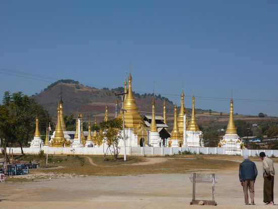 ...hat mich unterwegs an Tempel + Tempelhoehle vorbeigefahren und auch noch durchgefuehrt. Netter Kerl. Mal wieder..