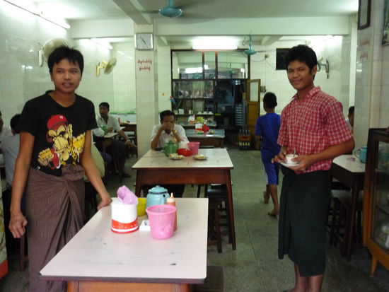 Mein Lieblings- Teeshop mit meinem Lieblingskellner rechts. Name hab ich (natuerlich, wie immer) vergessen, 18 Jahre jung und sooo nett. Hab mich ja schon wieder verliebt...in kleine Jungs...
Hab jetzt im schlauen Lonely - Planet nachgelesen, dass in den Teeshops arme Jungs aus den umliegenden Doerfern fuer Essen und Unterkunft arbeiten...und ja, hab ihn gefragt, er selbst ist aus Phakoku