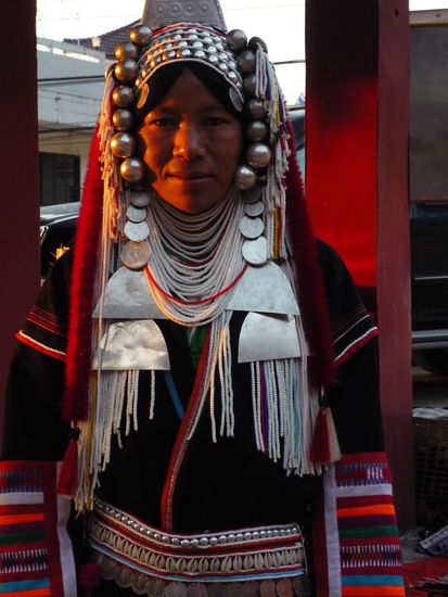 ...von ihr gekauft. 
In voller Montur traditioneller Akha (?) - Stammesbekleidung