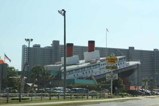 Restaurant mit Hotel im Hintergrund in Panama City Beach
