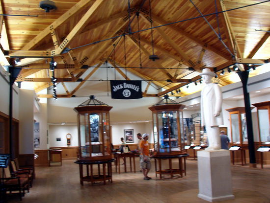 Die Eingangshalle mit der Statue von Jack Daniels