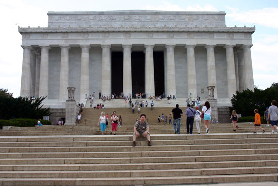 Claudi vor dem Memorial