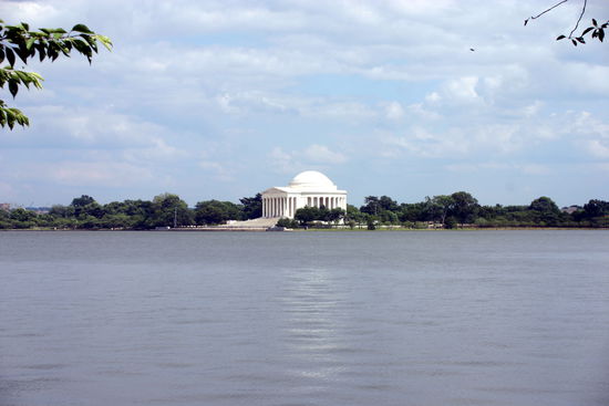 Blick über das Tidal Bassin auf das Jefferson Memorial