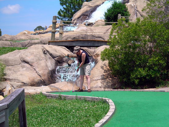 Claudi beim Einlochen