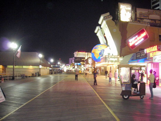 Der Boardwalk bei Nacht (rechts ein Trolley)