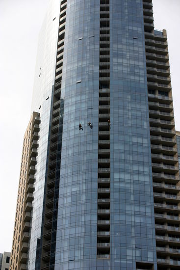 Fensterputzer bei der Arbeit